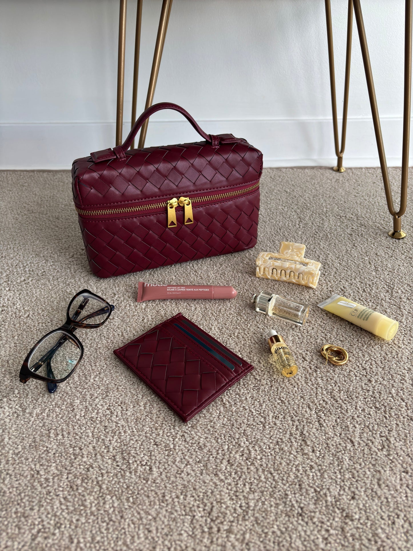 Juliette Polierte Strukturierte Woven Handtasche aus veganem Leder von Fadenburg mit abnehmbarem Tragegurt, elegant und funktional.