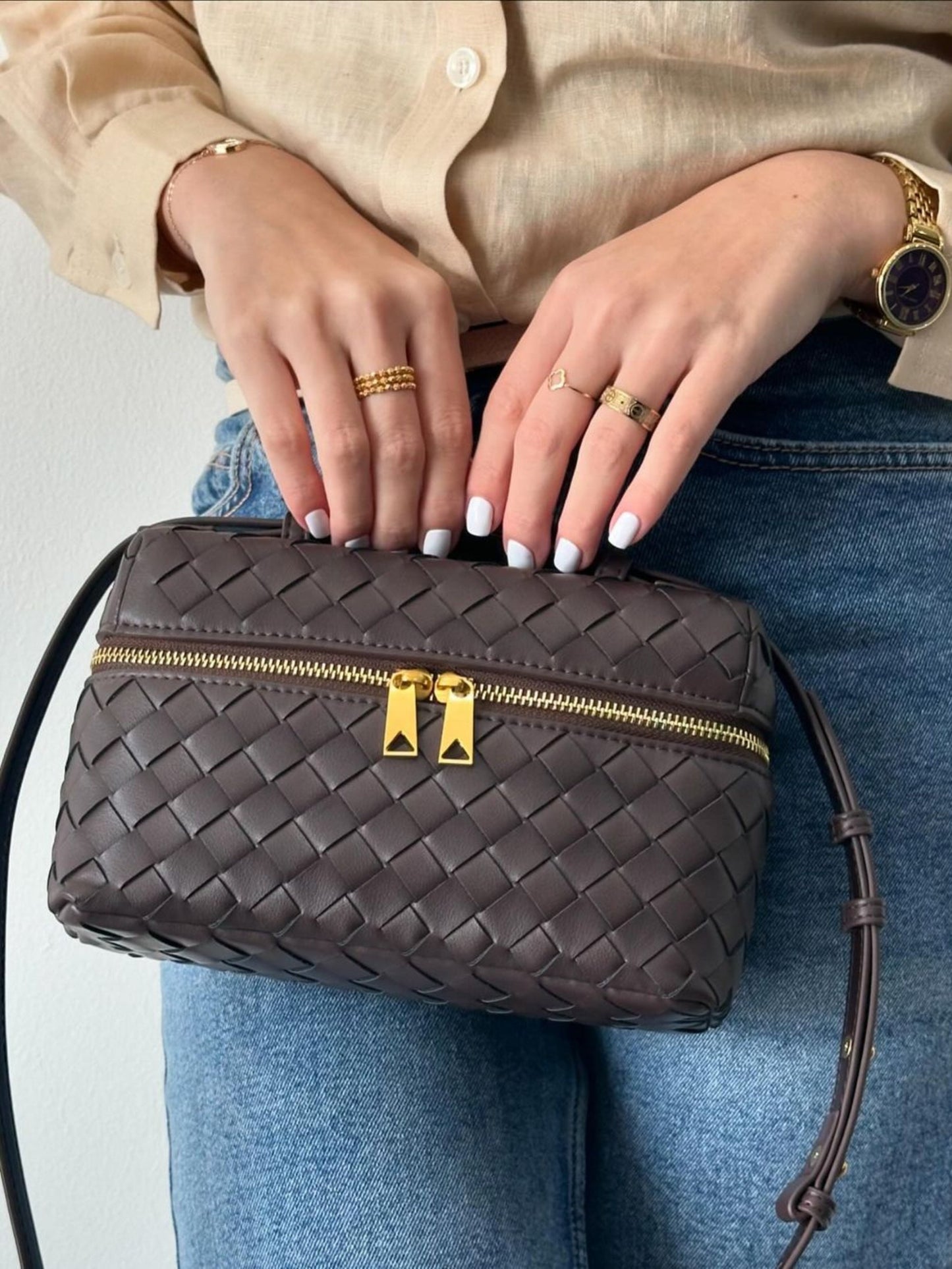 Elegante Juliette Polierte Strukturierte Woven Handtasche aus veganem Leder von Fadenburg, ideal für formelle Anlässe.