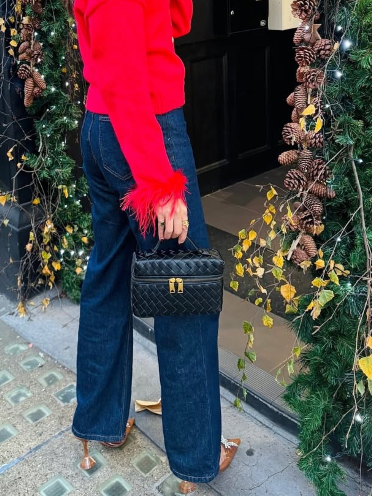 Juliette Handtasche von Fadenburg, hochwertiges veganes Leder, kompaktes Design mit stilvollem goldfarbenem Beschlag.