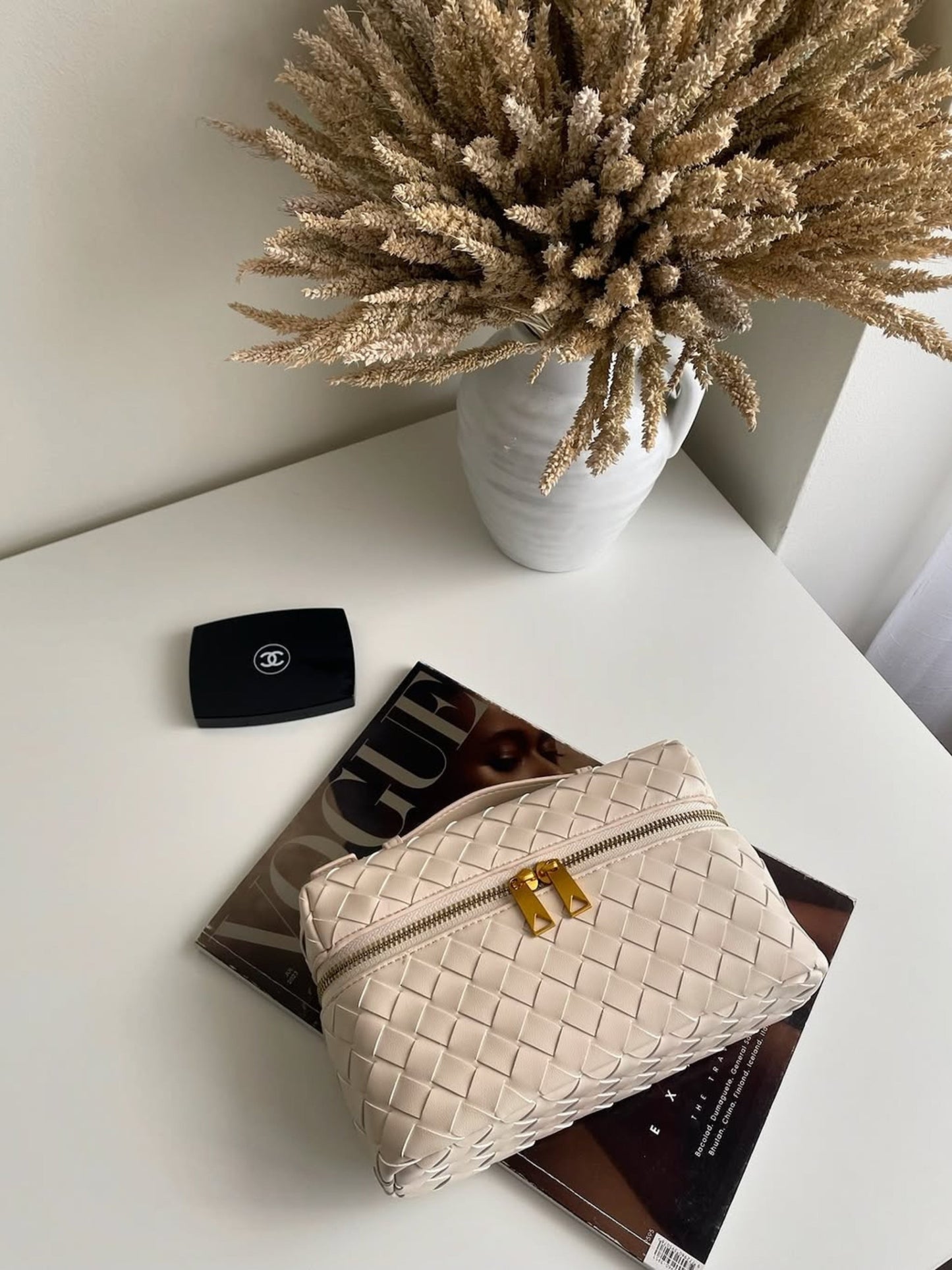 Detailaufnahme der Juliette Polierte Strukturierte Woven Handtasche aus veganem Leder, entworfen von Fadenburg, mit glänzendem goldfarbenem Beschlag.