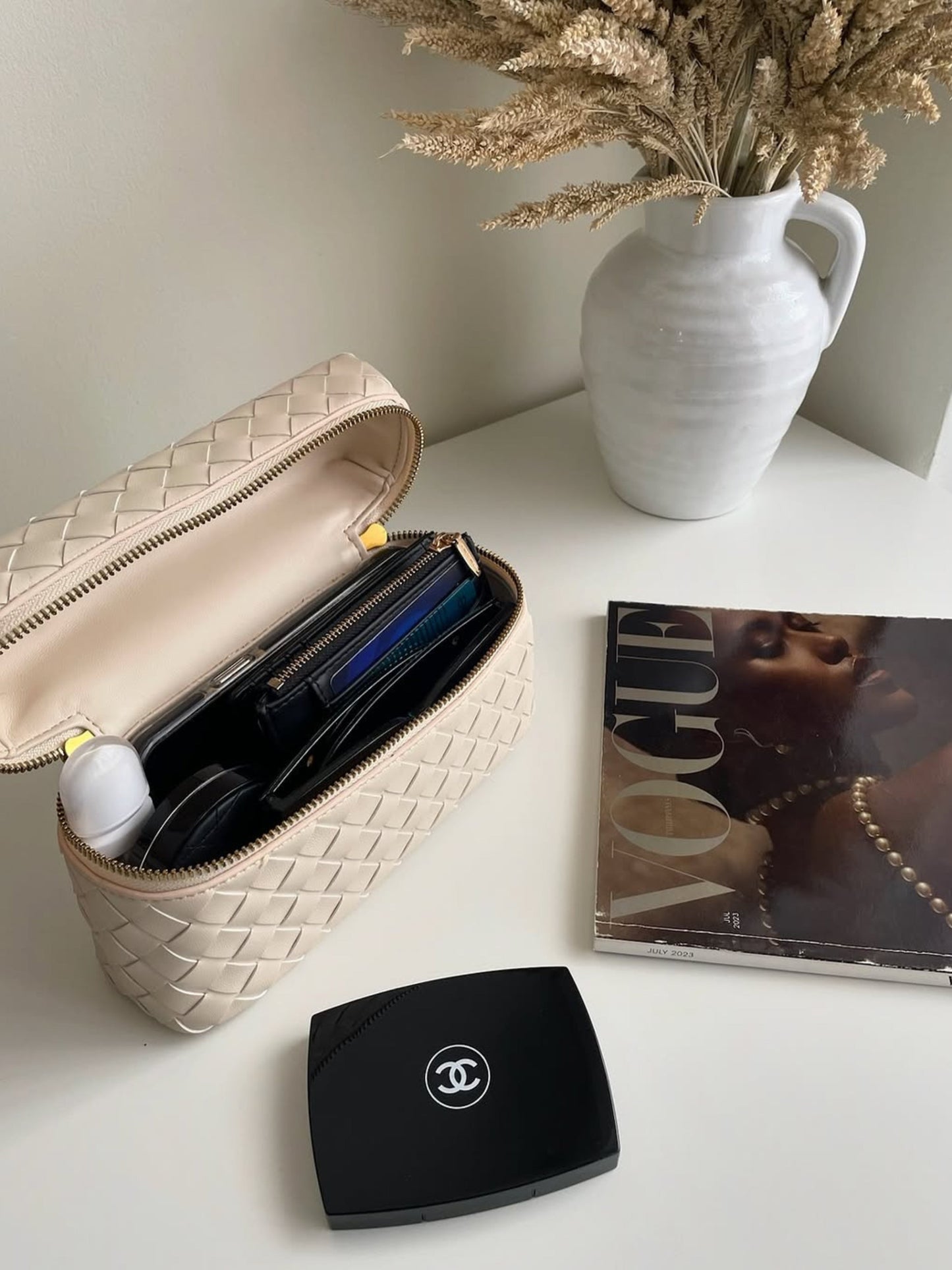 Juliette Polierte Strukturierte Woven Handtasche in elegantem Design, aus veganem Leder von Fadenburg, ideal für Abendveranstaltungen.