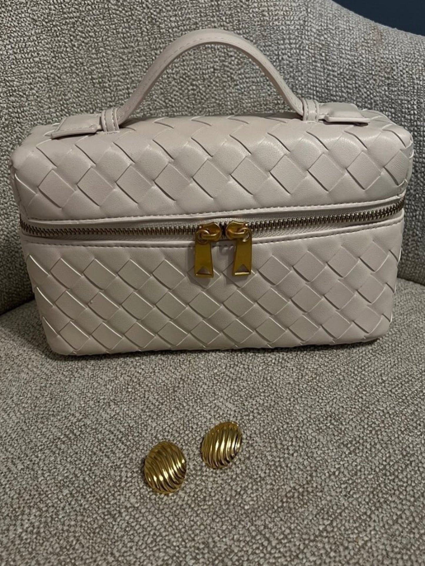 Veganfreundliche Juliette Polierte Strukturierte Woven Handtasche mit abnehmbarem Schultergurt, entworfen von Fadenburg, für stilbewusste Frauen.