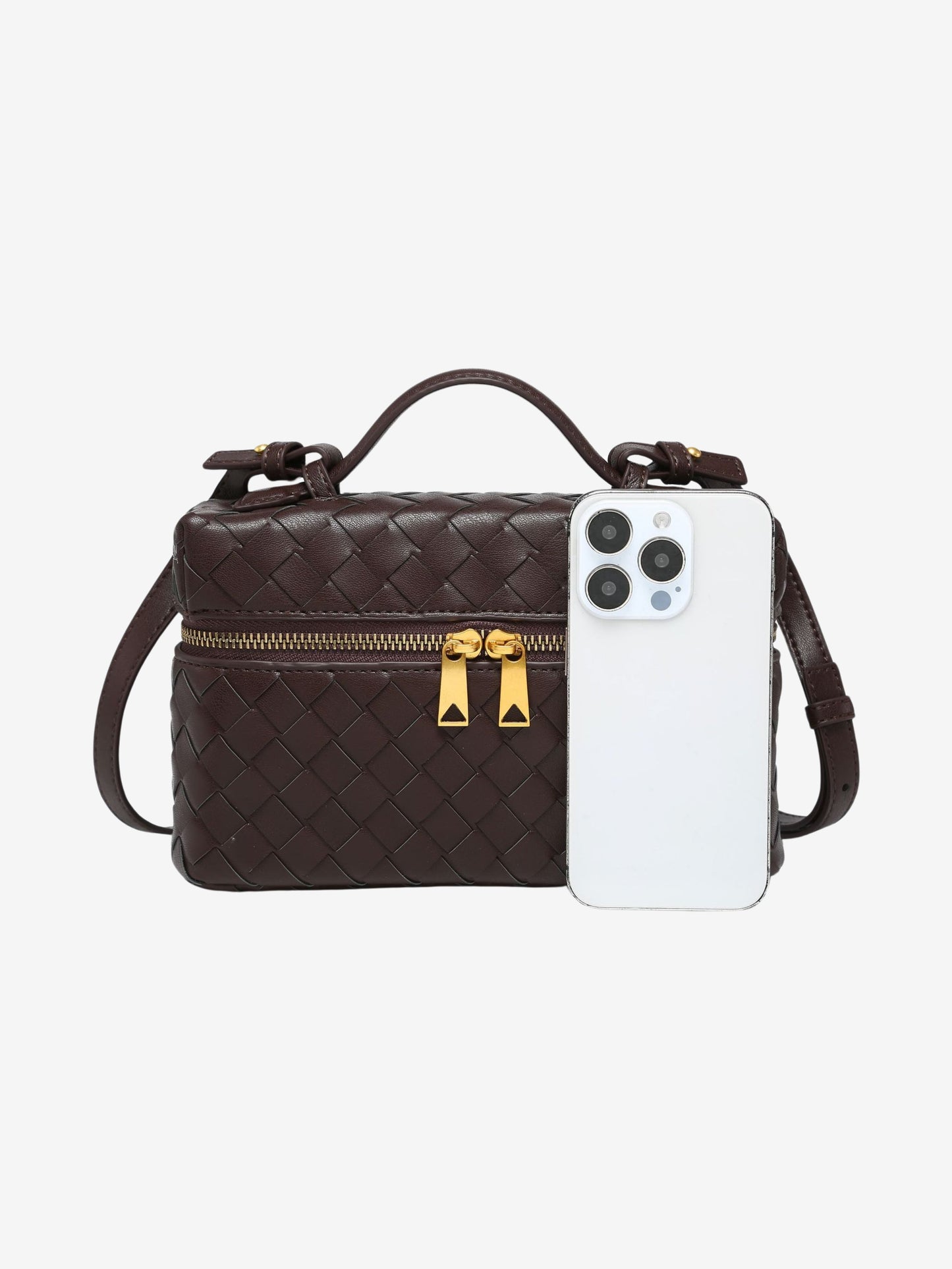 Juliette Polierte Strukturierte Woven Handtasche von Fadenburg - stilvolle Darstellung der Handtasche mit goldfarbenem Beschlag und abnehmbarem Gurt.