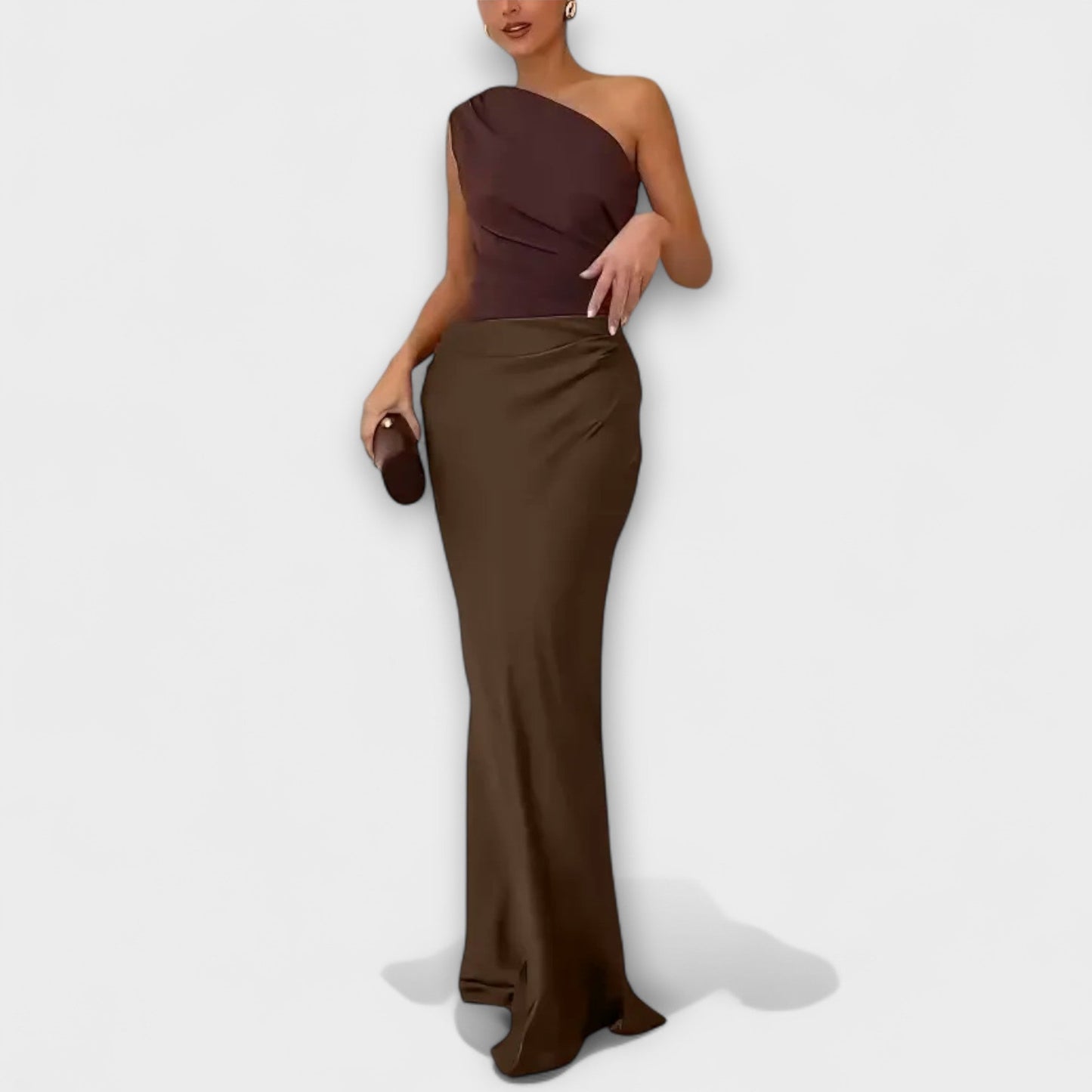 Elegantes Ein-Schulter Falten Maxi Kleid von Fadenburg, in braun, mit hochwertigen Details für einen eleganten Abschluss.