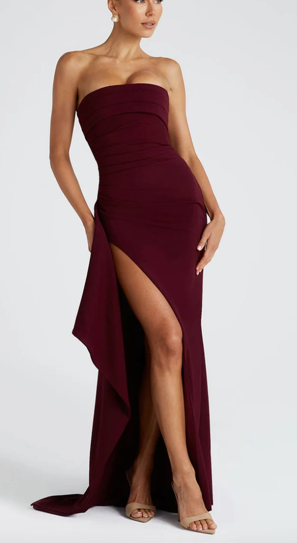 Das Alina Strapless Maxi Kleid mit hohem Schlitz kombiniert Eleganz und verspielten Chic für Frühjahrsevents
