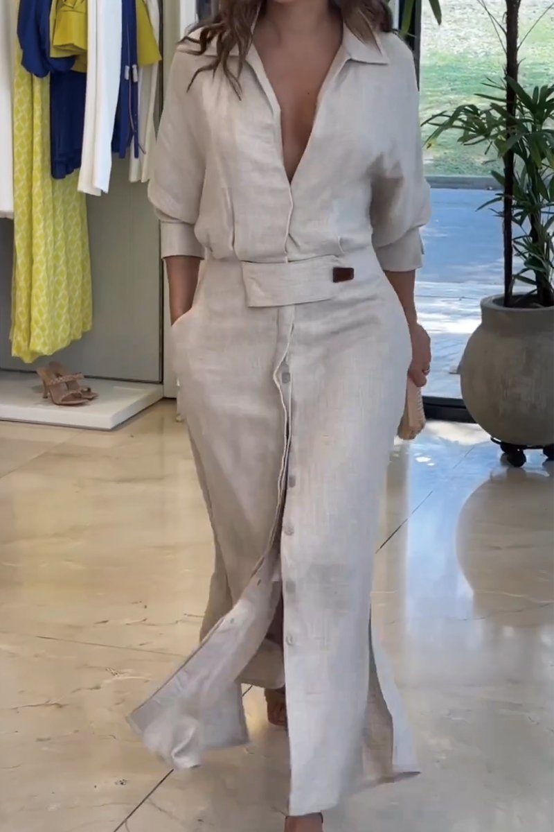 Frau trägt das Jeanette Maxikleid von Fadenburg, ein elegantes Maxikleid mit V-Ausschnitt, ideal für ein schickes Outfit im Sommer.