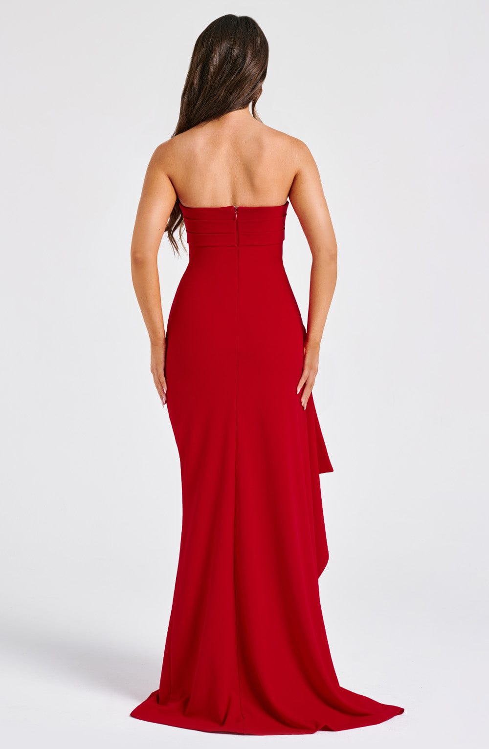 Alina Strapless Maxi Kleid – Präsentation des figurbetonten Maxikleides mit charakteristischem Schnitt und hohem Schlitz für Frühlingsanlässe.