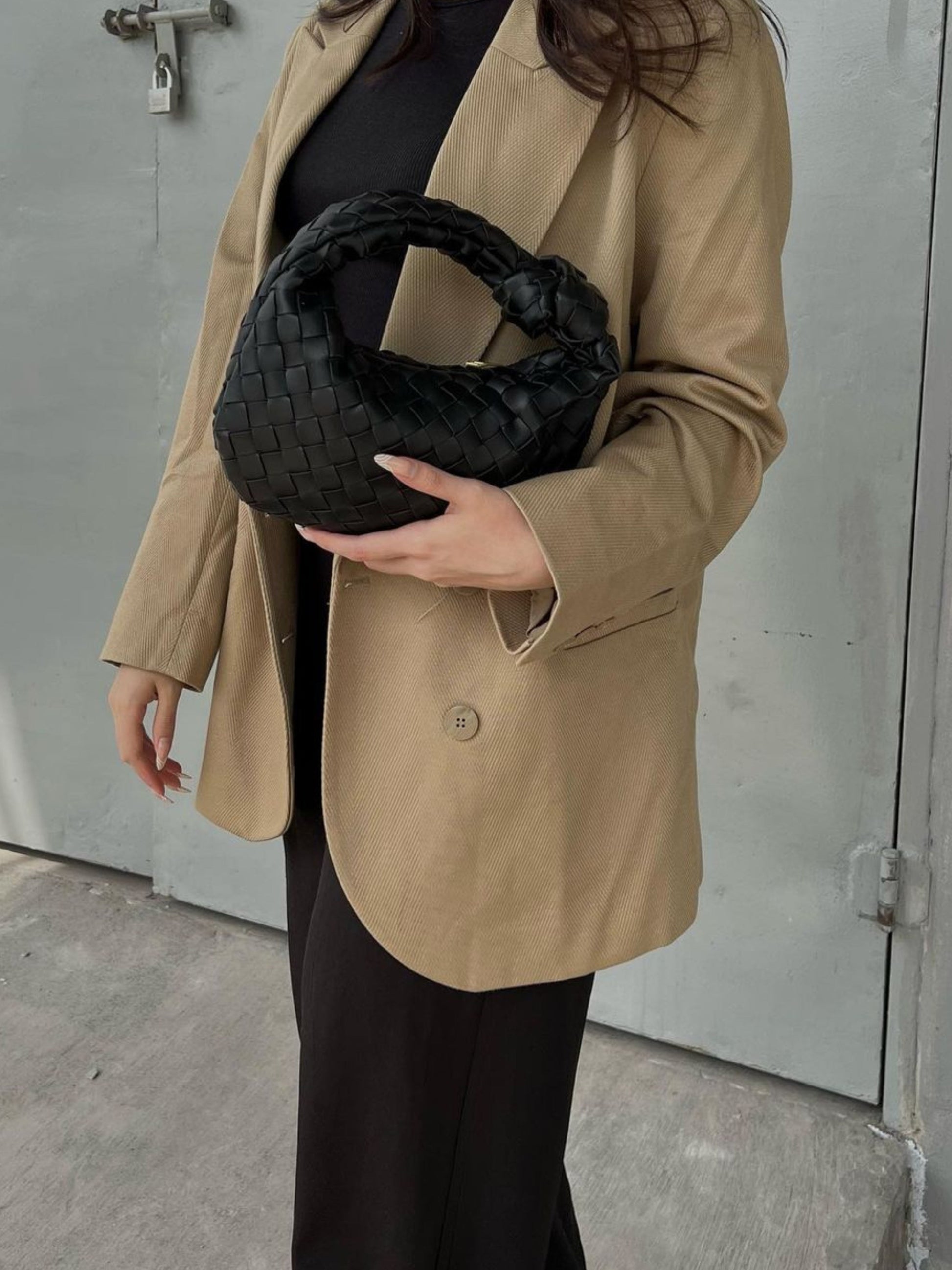 Sienna Mini Braided Handle Tasche aus premium veganem Leder von Fadenburg in auffälligem Design.