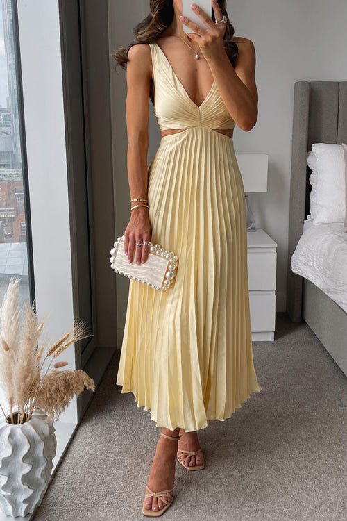 Elsa Maxikleid mit eleganten Plisseefalten von Fadenburg, femininer Schnitt in leuchtendem Gelb, perfekt für elegante Anlässe.