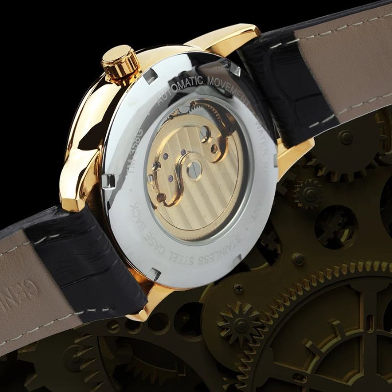 Nahaufnahme der skelettierten Automatik-Mondphasenuhr mit hohen Qualitätsstandards, präsentiert für Uhrenliebhaber.