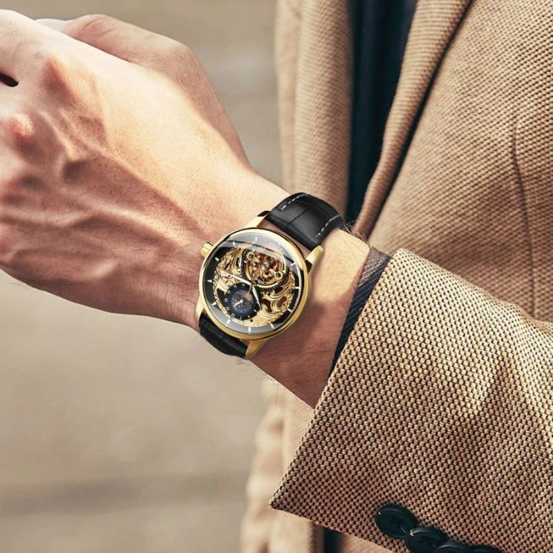 Skelettierte Automatik-Mondphasenuhr mit goldenem Finish und hochwertigem Lederarmband, präsentiert von Fadenburg.