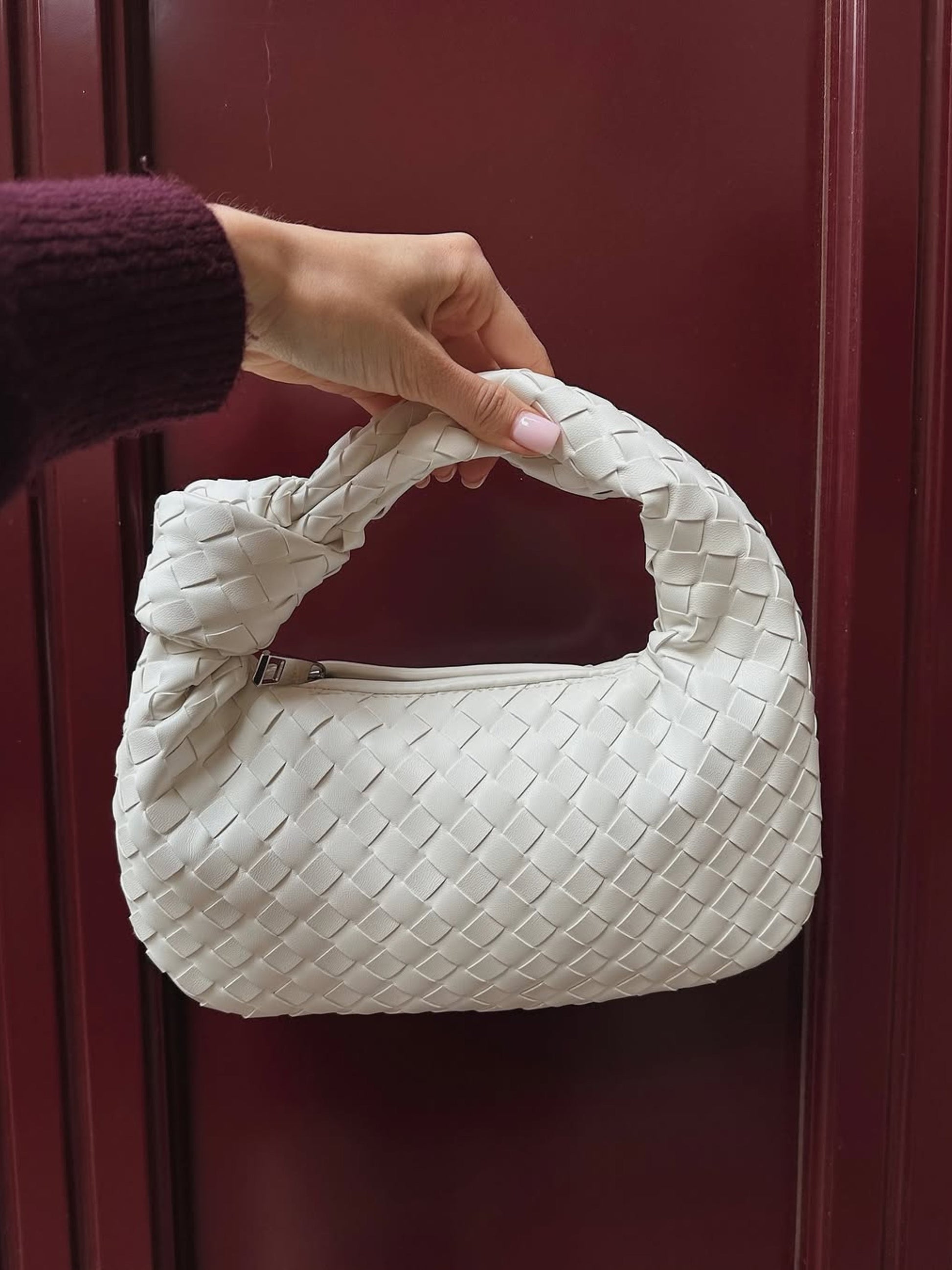 Nachhaltige Sienna Mini Braided Handle Tasche von Fadenburg, perfekter Begleiter für stilvolle Anlässe.