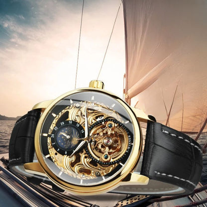 Detaillierte Ansicht der skelettierten Automatik-Mondphasenuhr mit goldenen Akzenten und glänzendem Lederarmband.