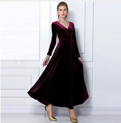 Edelmira Glamouröses Damenkleid mit verdicktem V-Ausschnitt, präsentiert in einem eleganten Design mit langem, fließendem Rock, ideal für festliche Anlässe, von Fadenburg.
