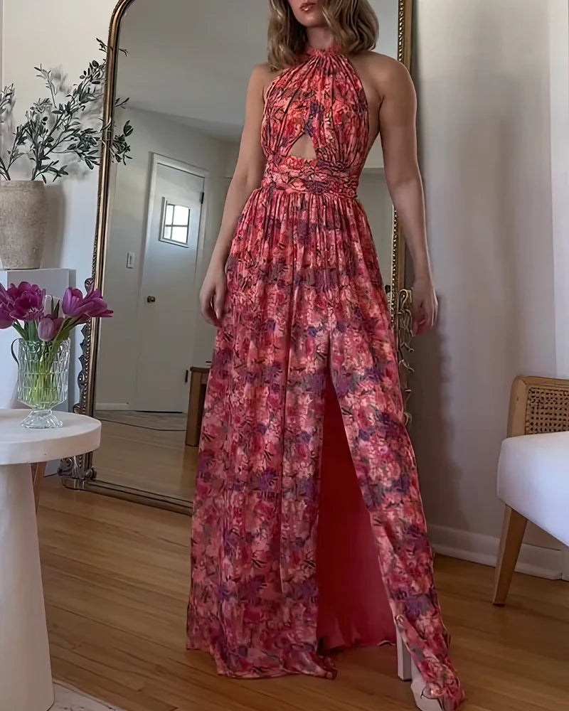 Isa Luna Rückenfreies Maxikleid mit Blumenprint von Fadenburg, elegant präsentiert in einem modernen Wohnraum, zeigt einen floralen Designstil und fließende Maxilänge.