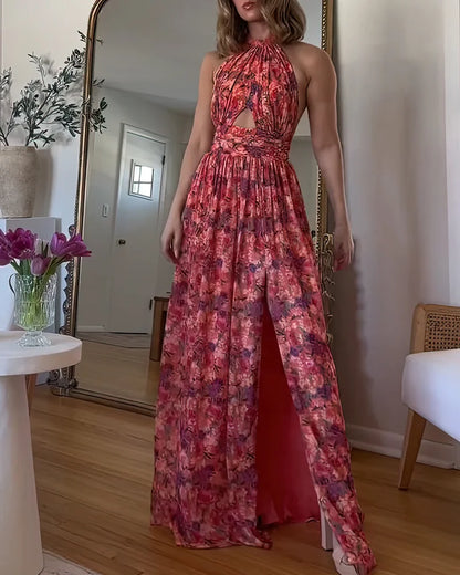 Isa Luna Rückenfreies Maxikleid mit Blumenprint von Fadenburg, elegant präsentiert in einem modernen Wohnraum, zeigt einen floralen Designstil und fließende Maxilänge.