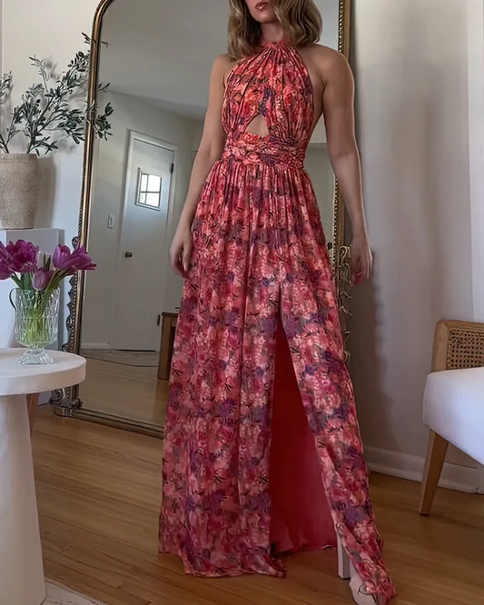 Isa Luna Rückenfreies Maxikleid mit Blumenprint von Fadenburg, elegant präsentiert in einem modernen Wohnraum, zeigt einen floralen Designstil und fließende Maxilänge.