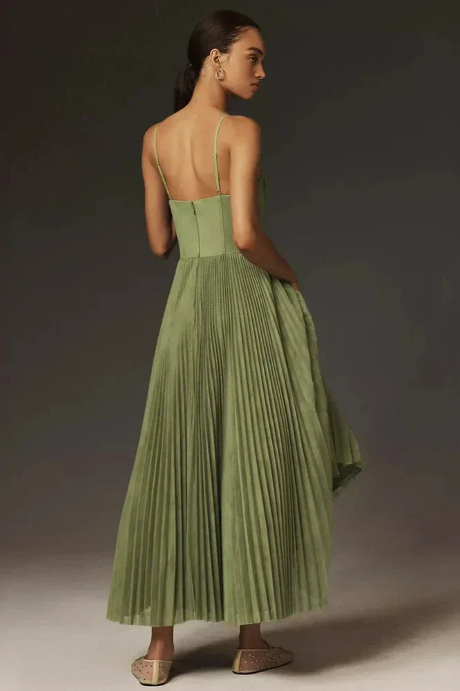 Rückansicht des Isabella Plissiertes Tüll-Midikleid von Fadenburg, gezeigt mit einer fließenden Silhouette und plissiertem Tüll in Olivgrün.