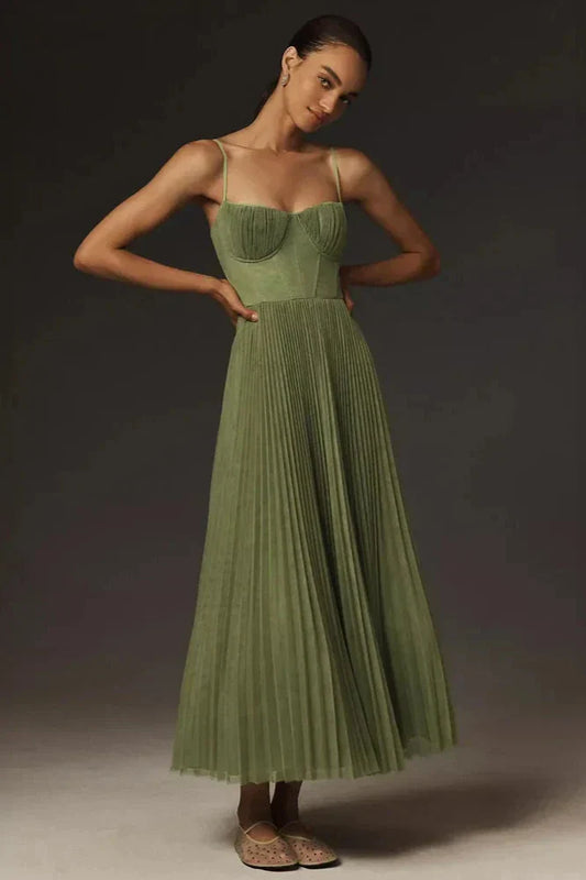 Elegantes Isabella Plissiertes Tüll-Midikleid von Fadenburg, präsentiert von einem Model in einem sanften Olivgrün mit romantischem Bustier-Design.