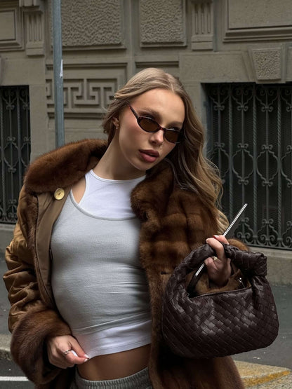 Stylische Sienna Mini Braided Handle Tasche von Fadenburg, ideal für den urbanen Lifestyle.