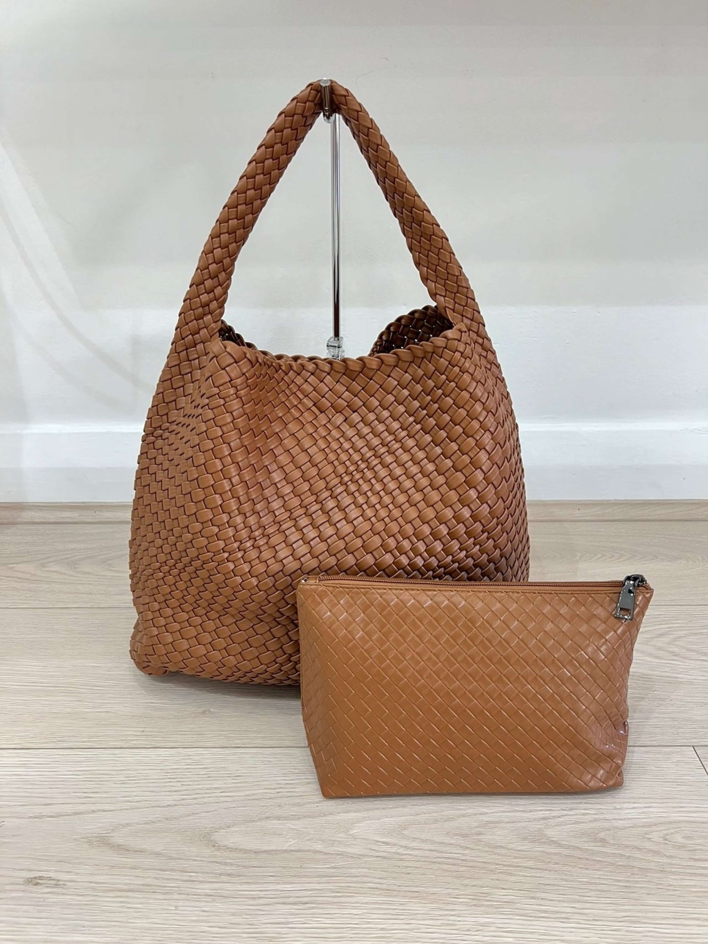Luna Chic Oversized Woven Hobo Bag von Fadenburg, großzügige Silhouette und weiche gewobene Textur für eleganten Komfort.