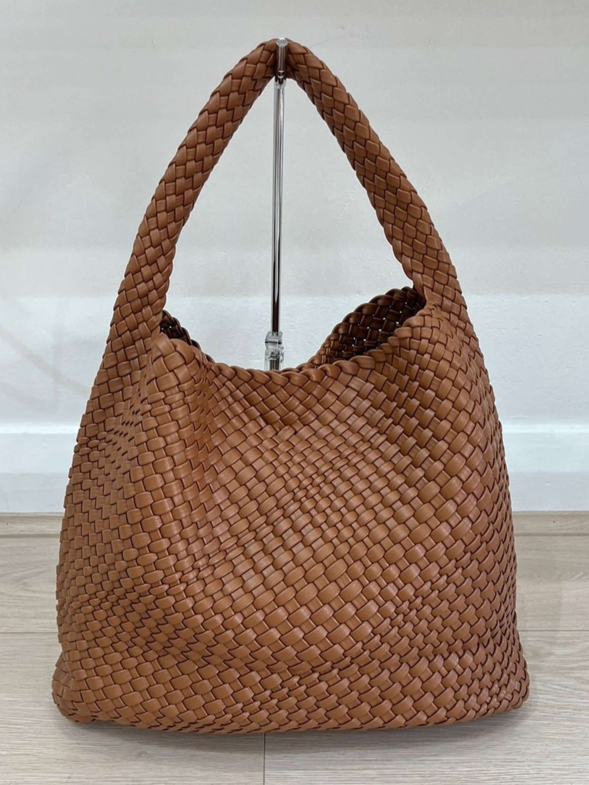 Luna Chic Oversized Woven Hobo Bag von Fadenburg inklusive passendem Reißverschlussbeutel, ideal für den modernen Lebensstil.