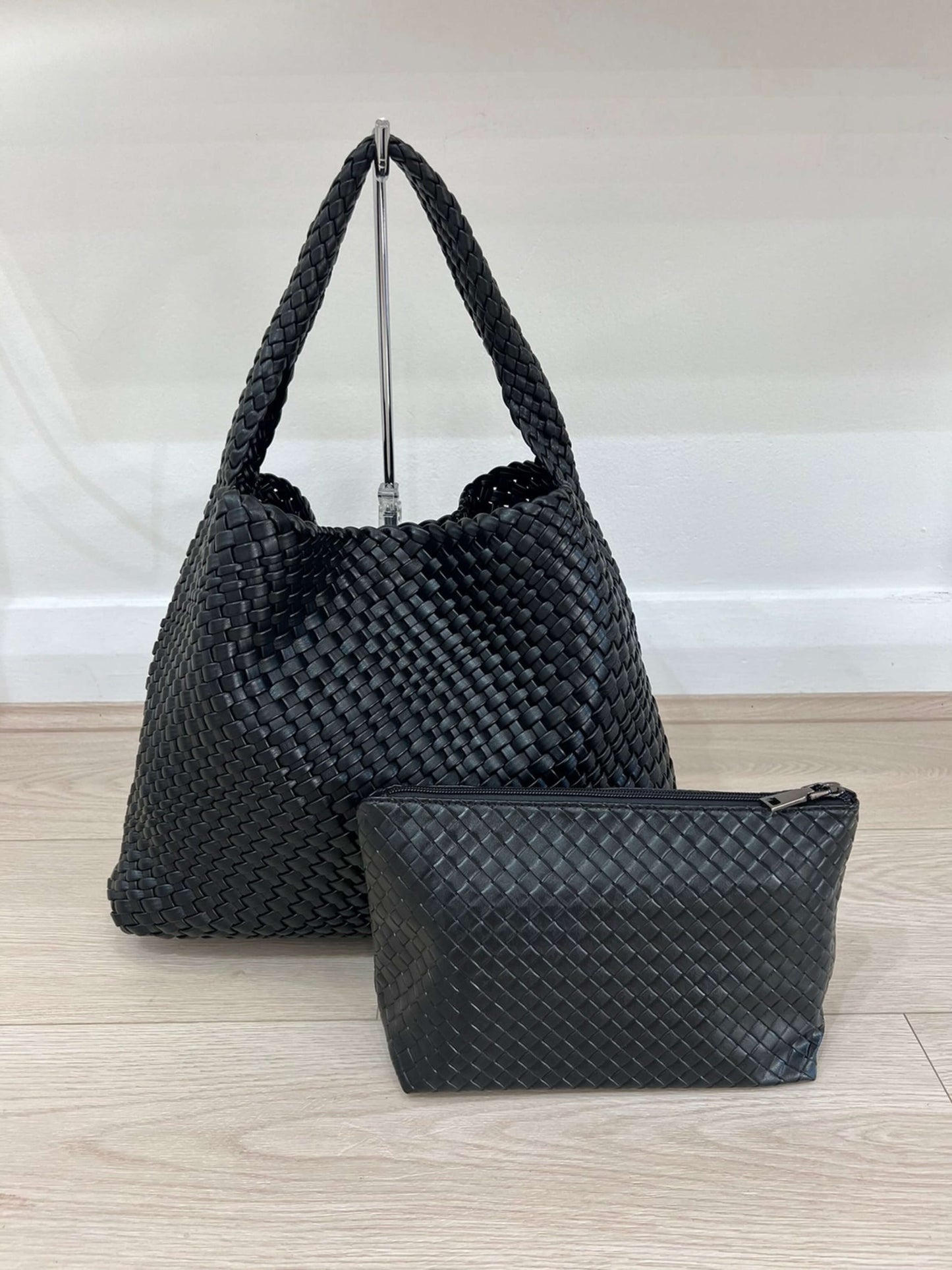 Seitenansicht der Luna Chic Oversized Woven Hobo Bag von Fadenburg, die Komfort und Stil vereint.