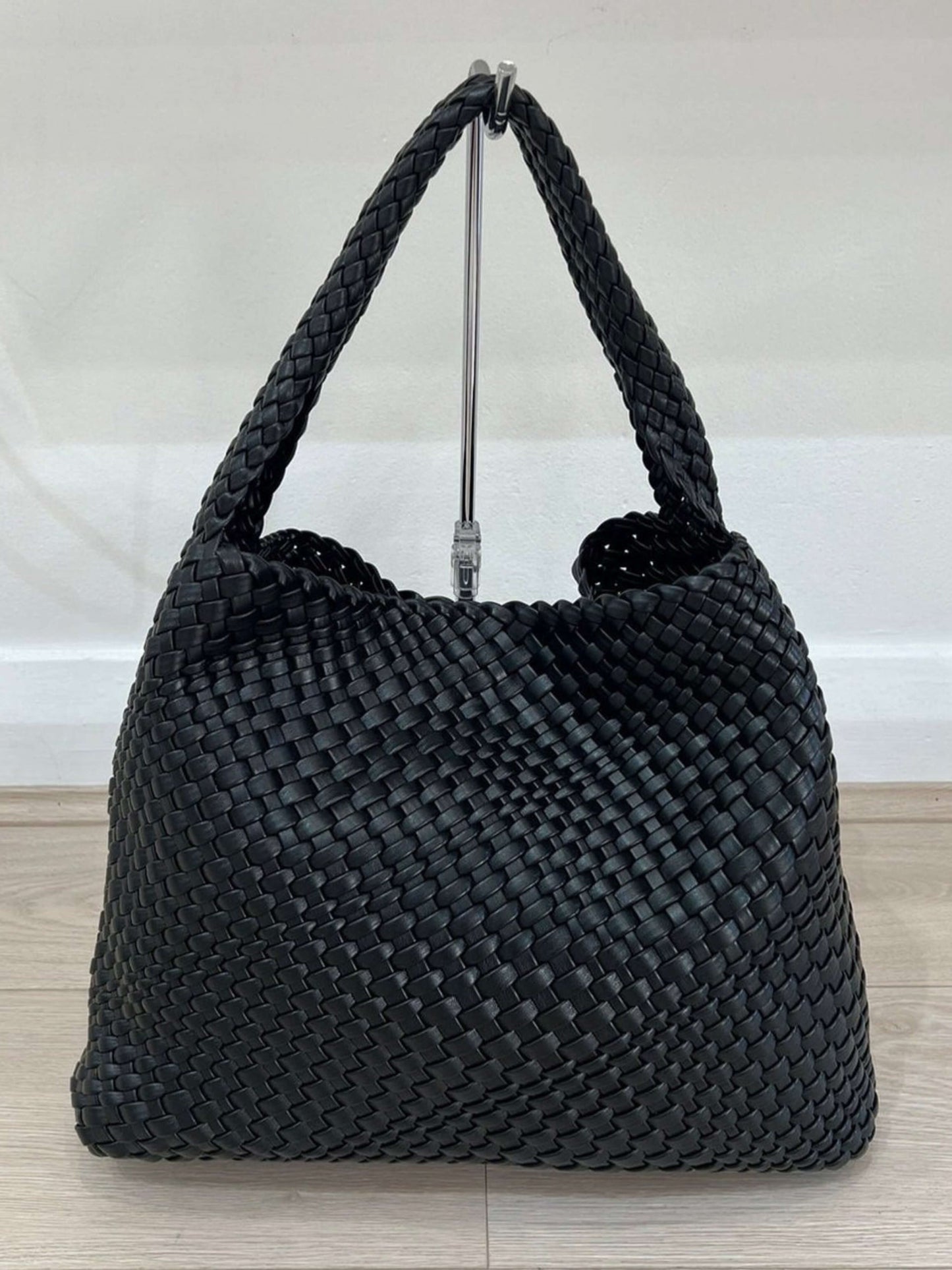 Luna Chic Oversized Woven Hobo Bag von Fadenburg mit passendem Reißverschlussbeutel für optimale Organisation.