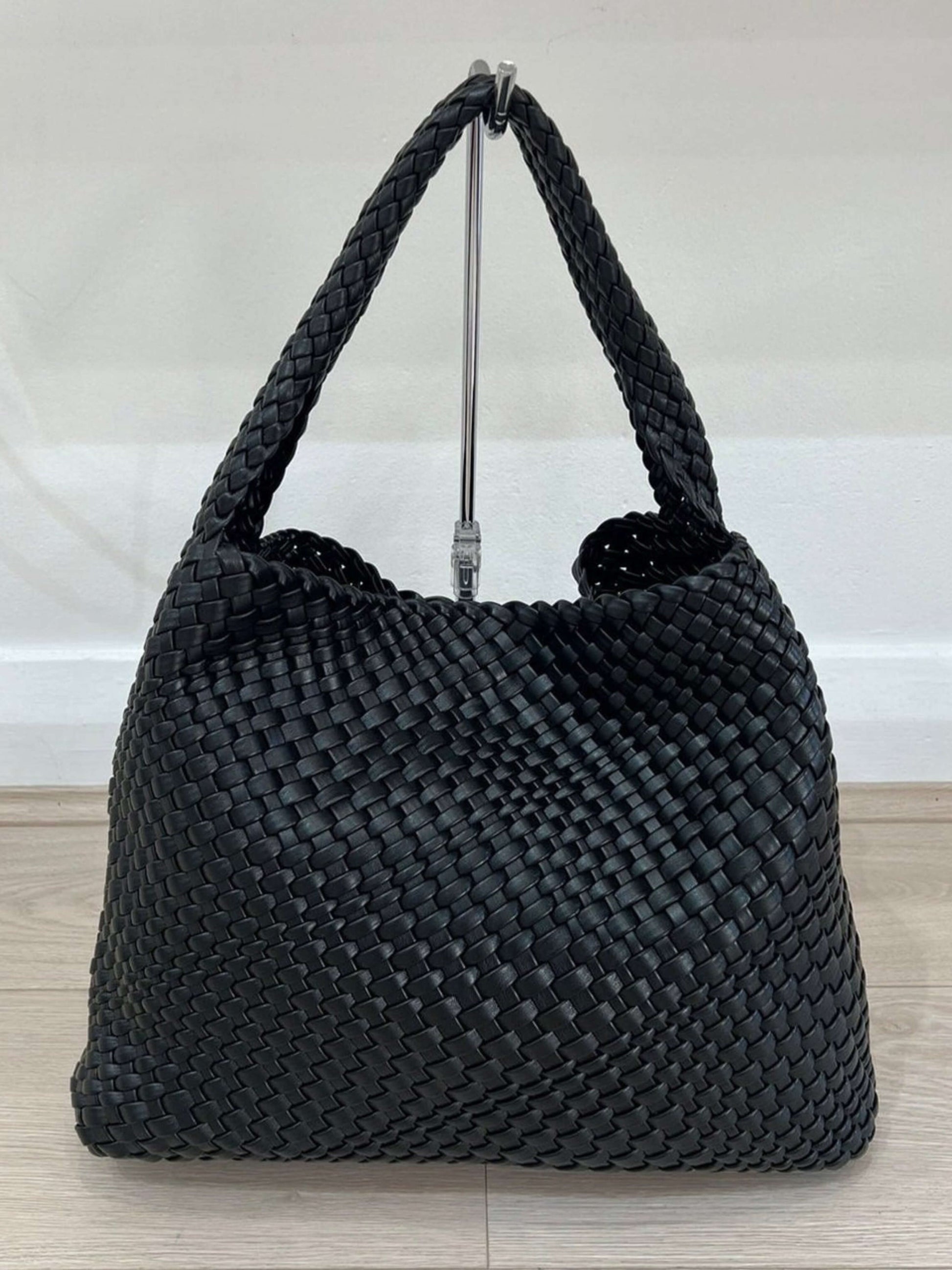 Luna Chic Oversized Woven Hobo Bag von Fadenburg mit passendem Reißverschlussbeutel für optimale Organisation.