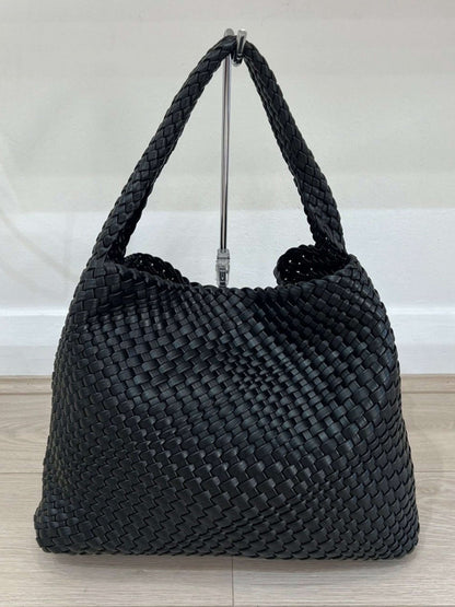 Luna Chic Oversized Woven Hobo Bag von Fadenburg mit passendem Reißverschlussbeutel für optimale Organisation.