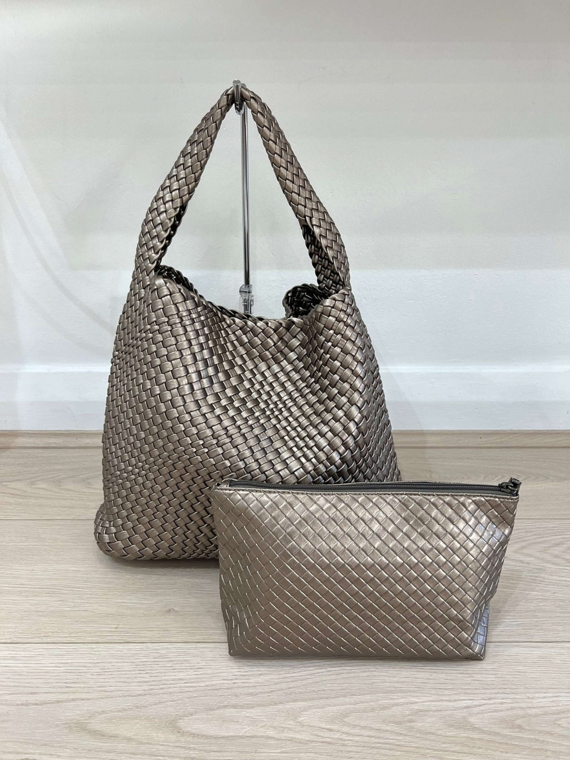 Luna Chic Oversized Woven Hobo Bag von Fadenburg, kombiniert Funktionalität und elegantes Design.