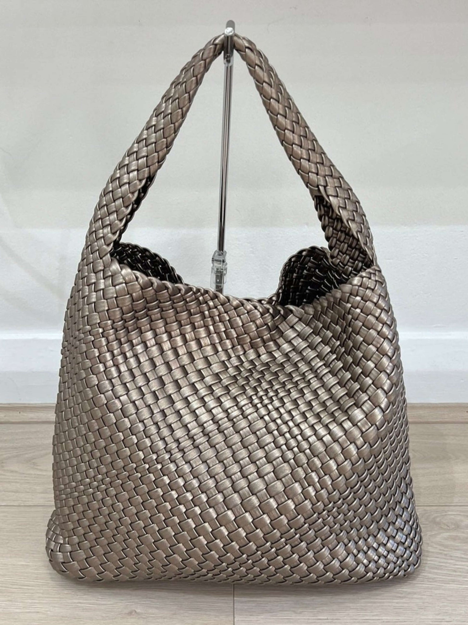 Luna Chic Oversized Woven Hobo Bag von Fadenburg, aus hochwertigem veganem Leder, stilvoll und geräumig.