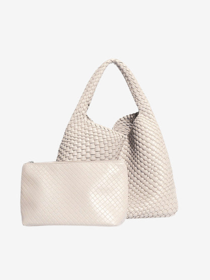 Detailansicht der Luna Chic Oversized Woven Hobo Bag von Fadenburg, gefertigt aus veganem Leder mit passendem Reißverschlussbeutel.