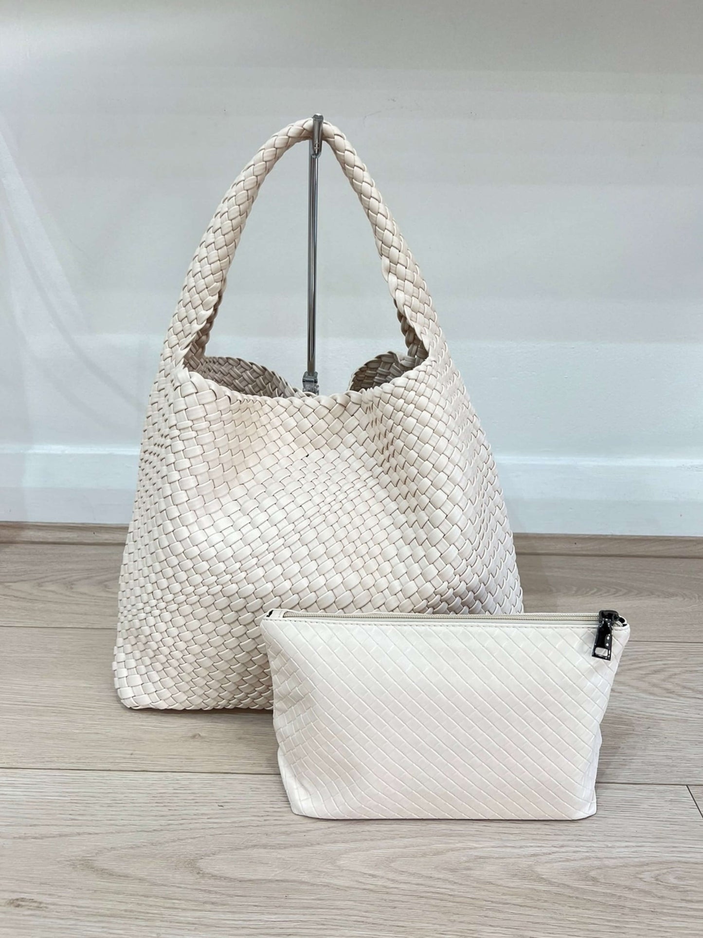 Luna Chic Oversized Woven Hobo Bag von Fadenburg, perfekte Kombination aus Komfort und elegantem Design.