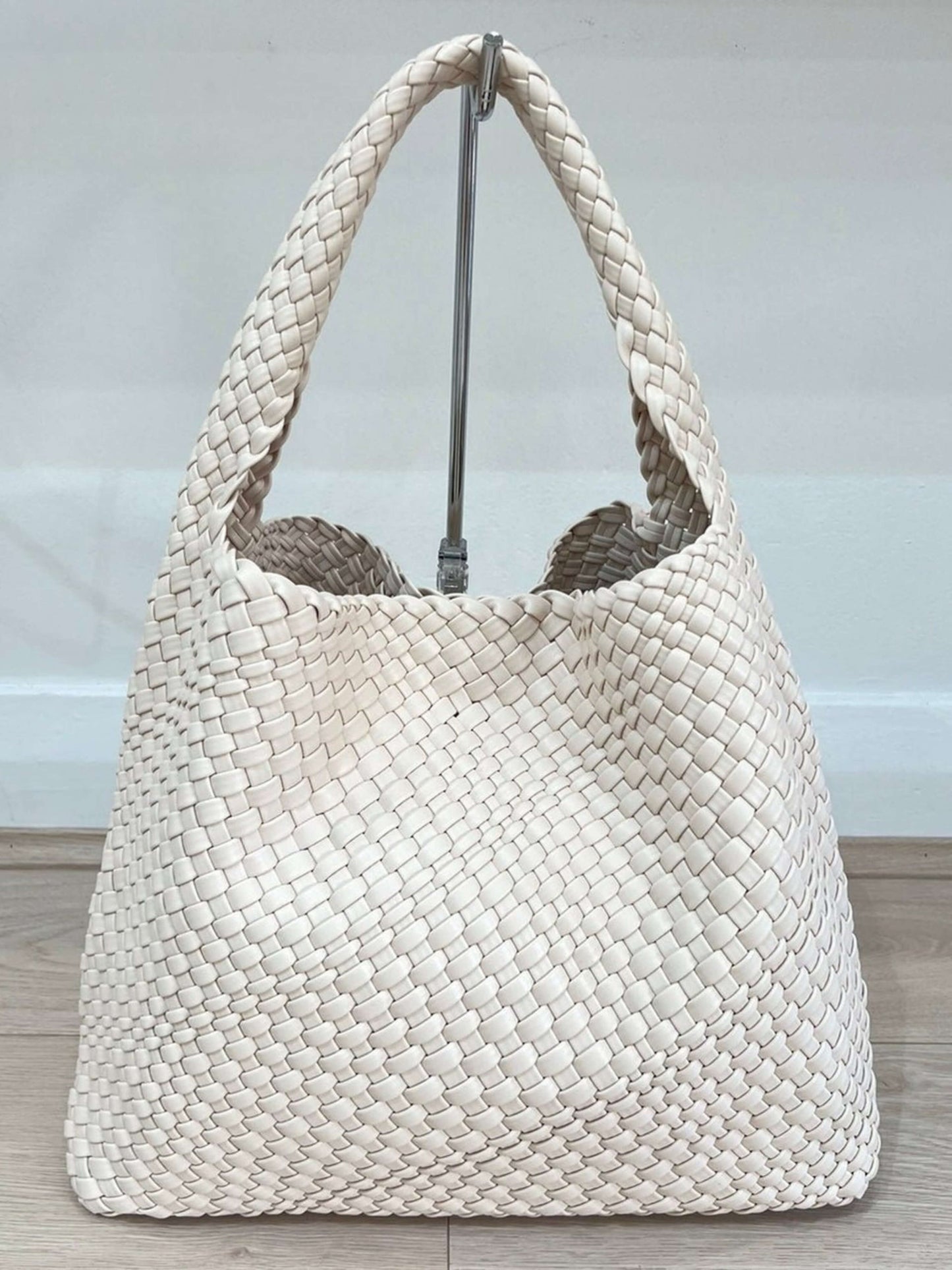Luna Chic Oversized Woven Hobo Bag von Fadenburg, vielseitig für Alltag und besondere Anlässe, aus nachhaltigem veganem Leder.