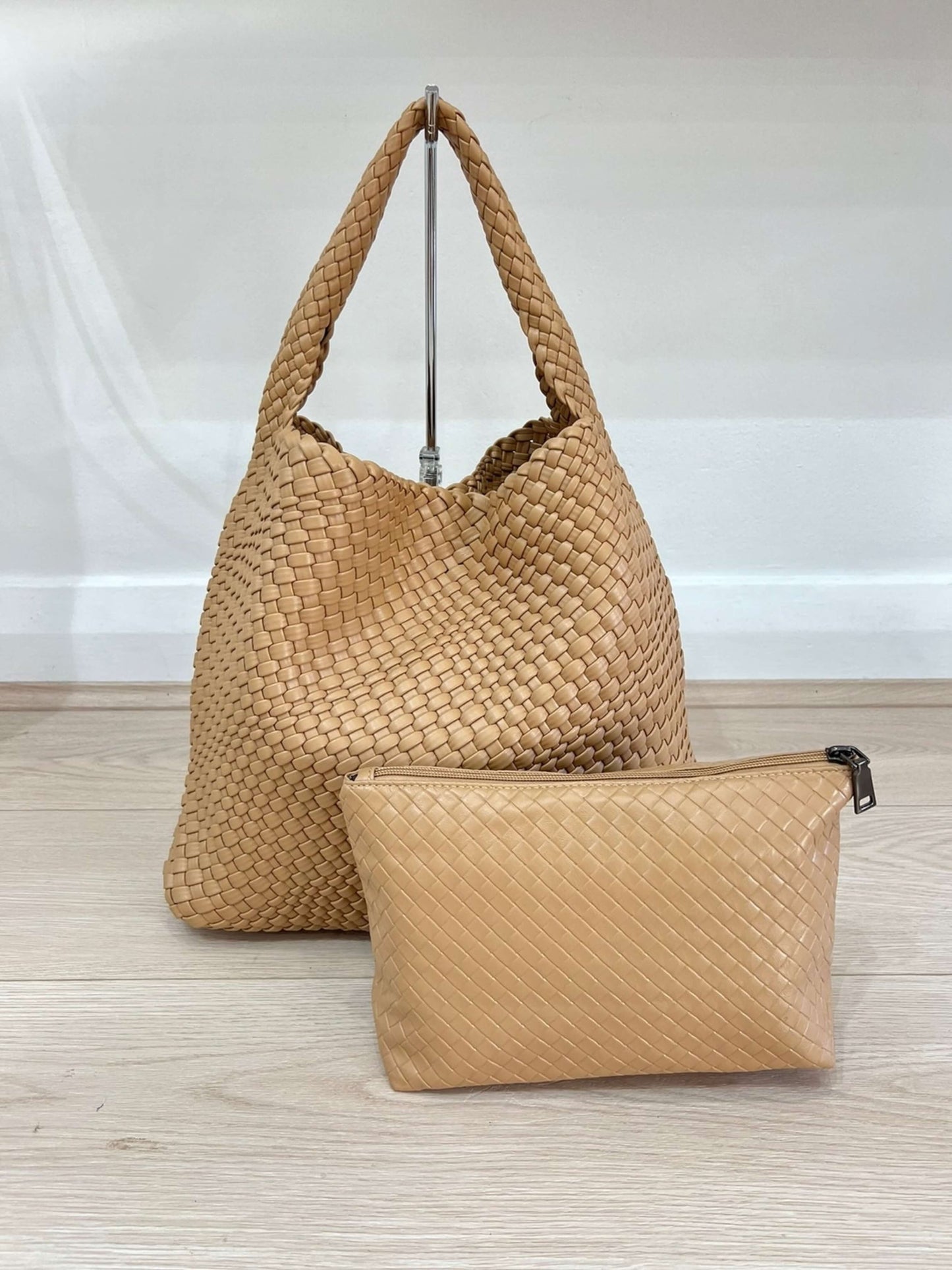 Luna Chic Oversized Woven Hobo Bag von Fadenburg aus hochwertigem veganem Leder, stilvoll und geräumig.