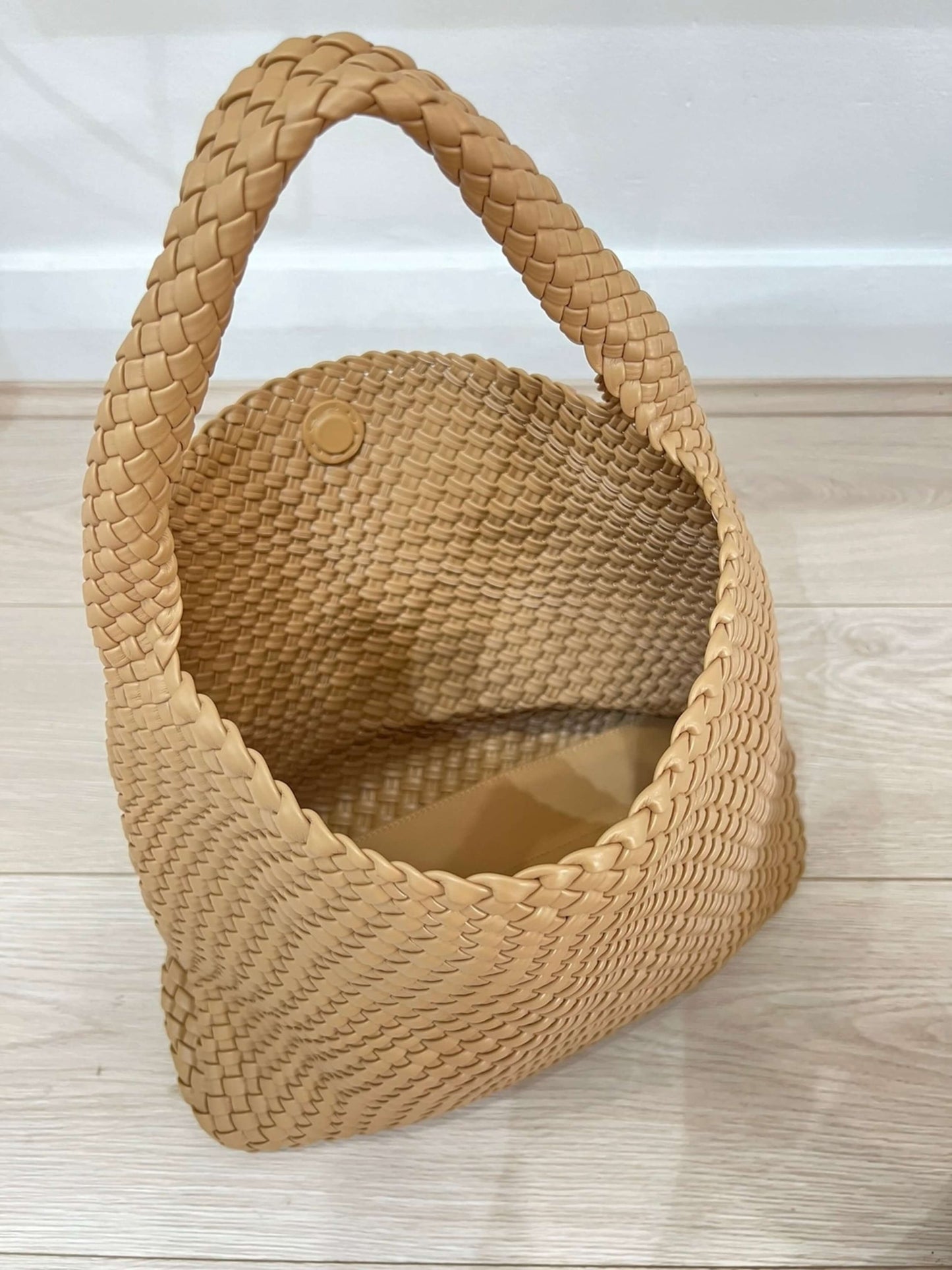Luna Chic Oversized Woven Hobo Bag von Fadenburg, inklusive passendem Reißverschlussbeutel für zusätzliche Organisation.