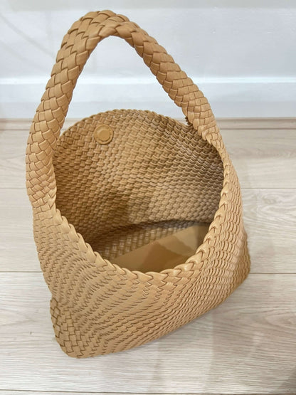 Luna Chic Oversized Woven Hobo Bag von Fadenburg, inklusive passendem Reißverschlussbeutel für zusätzliche Organisation.
