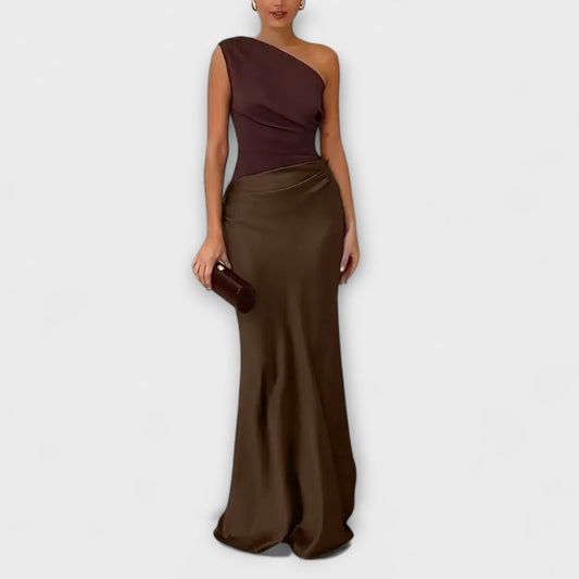 Elegantes Ein-Schulter Falten Maxi Kleid von Fadenburg, perfekt für formelle Anlässe mit asymmetrischem Ausschnitt und elegantem Schnitt in braun.