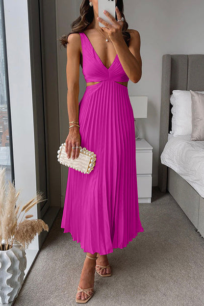 Elsa Maxikleid von Fadenburg in strahlendem Pink, feminine Silhouette mit eleganten Plisseefalten, perfekt für jede Gelegenheit.