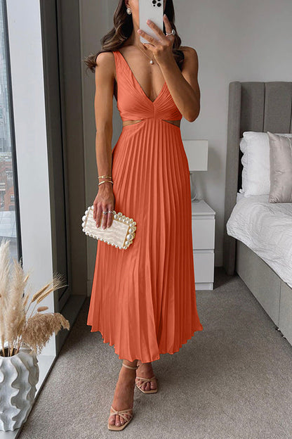 Elsa Maxikleid von Fadenburg in warmem Orange, feminine Silhouette mit eleganten Plisseefalten, perfekt für jeden Anlass.