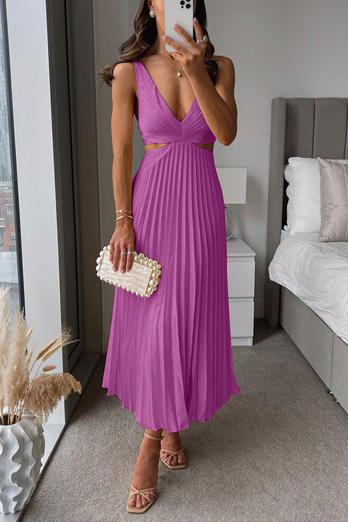 Elsa Maxikleid von Fadenburg in lebhaftem Pink mit eleganten Plisseefalten, ideal für Anlässe, femininer Schnitt und fließender Stoff.