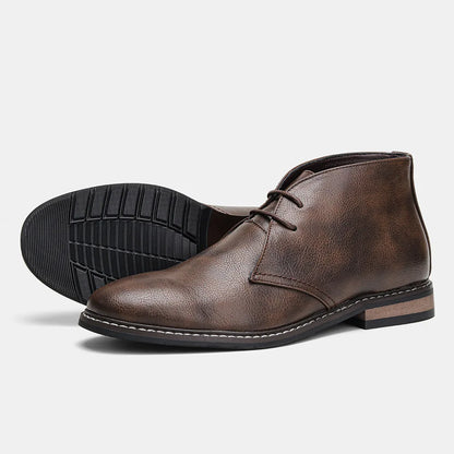 Maurice's Sterling Leder Chukka Stiefel aus Rindsleder in Mocha-Braun - Stiefel in Verwendung, kombiniert mit modernen Outfits.