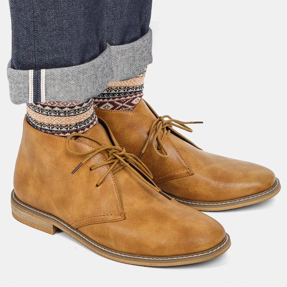 Maurice's Sterling Leder Chukka Stiefel aus hochwertigem Rindsleder in Mocha-Braun, ideal für stilbewusste Männer, die Komfort und Eleganz schätzen.