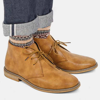 Maurice's Sterling Leder Chukka Stiefel aus hochwertigem Rindsleder in Mocha-Braun, ideal für stilbewusste Männer, die Komfort und Eleganz schätzen.