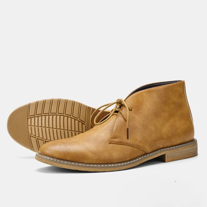 Naheinstellung der Maurice's Sterling Leder Chukka Stiefel, die die edle Verarbeitung des Rindsleders und das klassische Design zeigen.