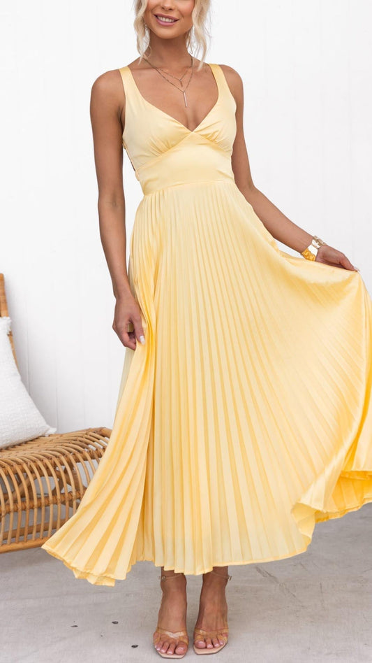 Elegantes Aby Maxikleid in Gelb mit Plisseefalten und V-Ausschnitt von Fadenburg, ideal für besondere Anlässe. Das Kleid strahlt femininen Stil aus und bietet Komfort für sonnige Tage.