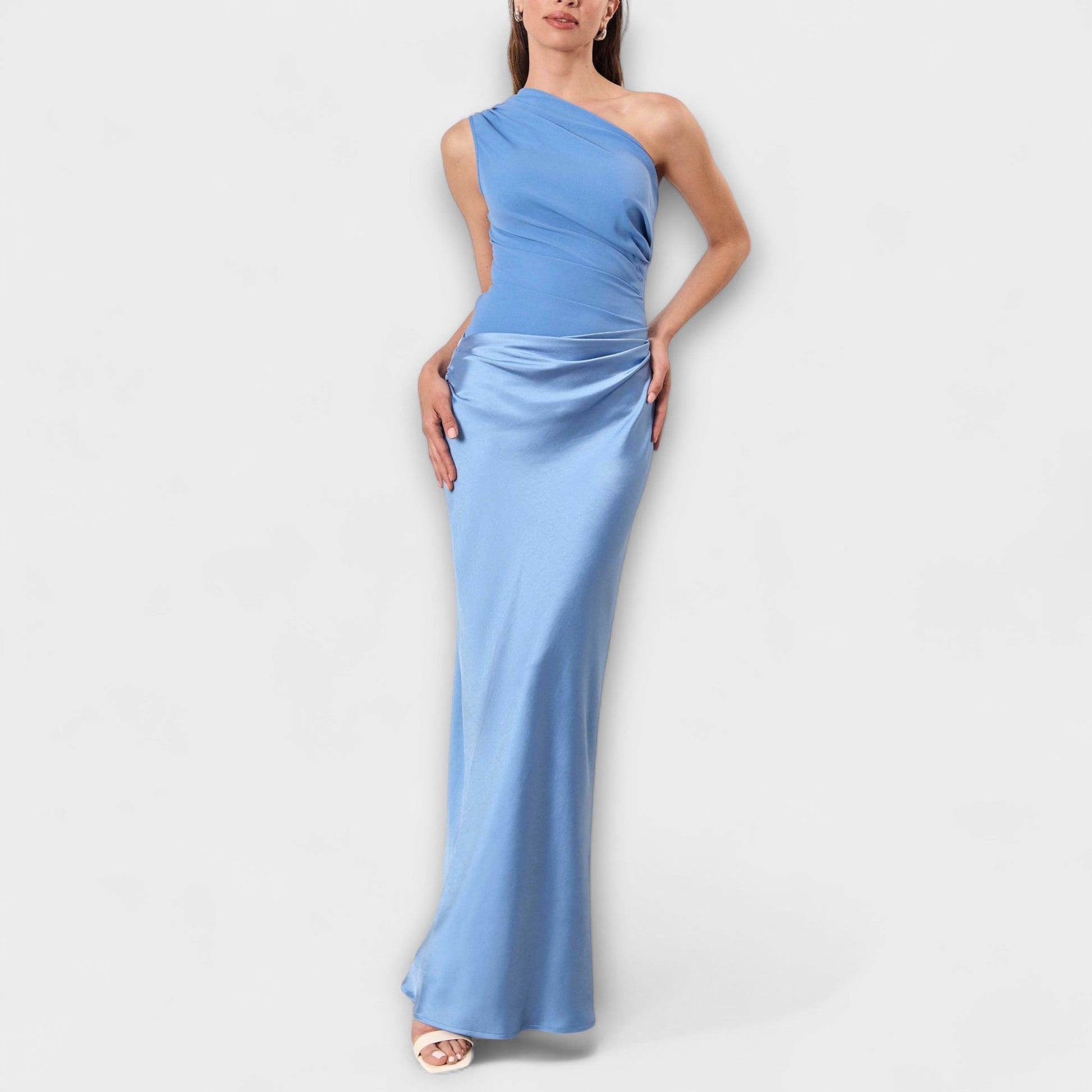 Elegantes Ein-Schulter Falten Maxi Kleid von Fadenburg in himmelblau, stilvoll und modern für besondere Anlässe.