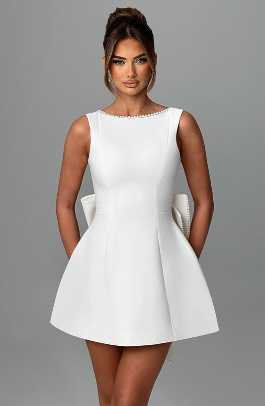 Bieita - Elegantes Damenkleid für Hochzeiten & festliche Anlässe von Fadenburg, präsentiert in einer eleganten weißen Farbgebung, ideal für den besonderen Anlass einer Hochzeit. Frauen in diesem eleganten damenkleid hochzeit strahlen Stil und Selbstbewusstsein aus.