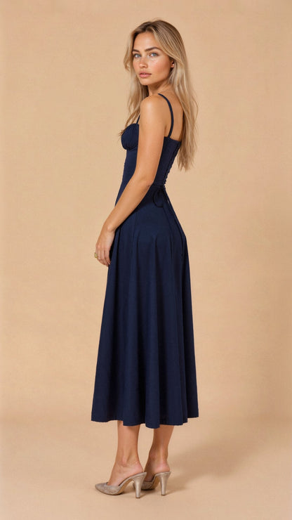 Kiana Taillenkleid von Fadenburg: Elegante navy Blautöne, Rückansicht zeigt den schmeichelhaften Schnitt und hochwertigen Stoff.